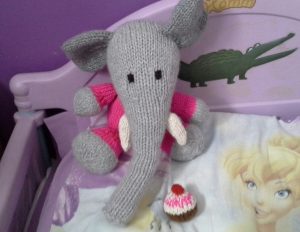 tricot éléphant à Amélie déc 2014